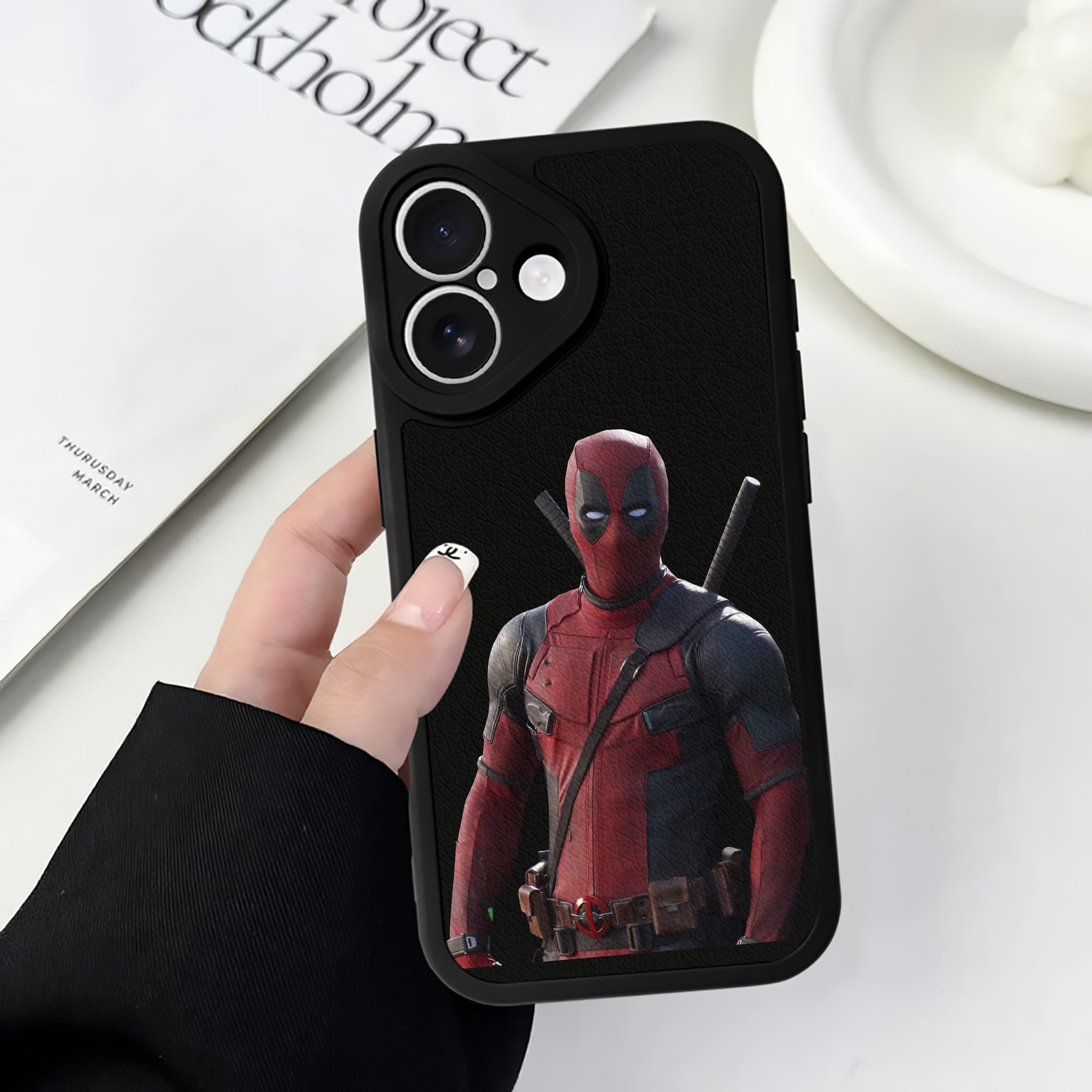 （画像用） Deadpool デッドプール 【iPhone 16シリーズ対応】シリコンスマホケース（レザー調） 材質：シリコン